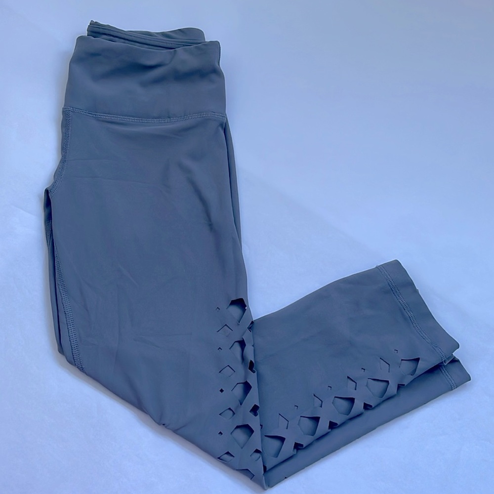 90 DEGREE BY REFLEX GRAY CUT OUT CAPRI LEGGINGS